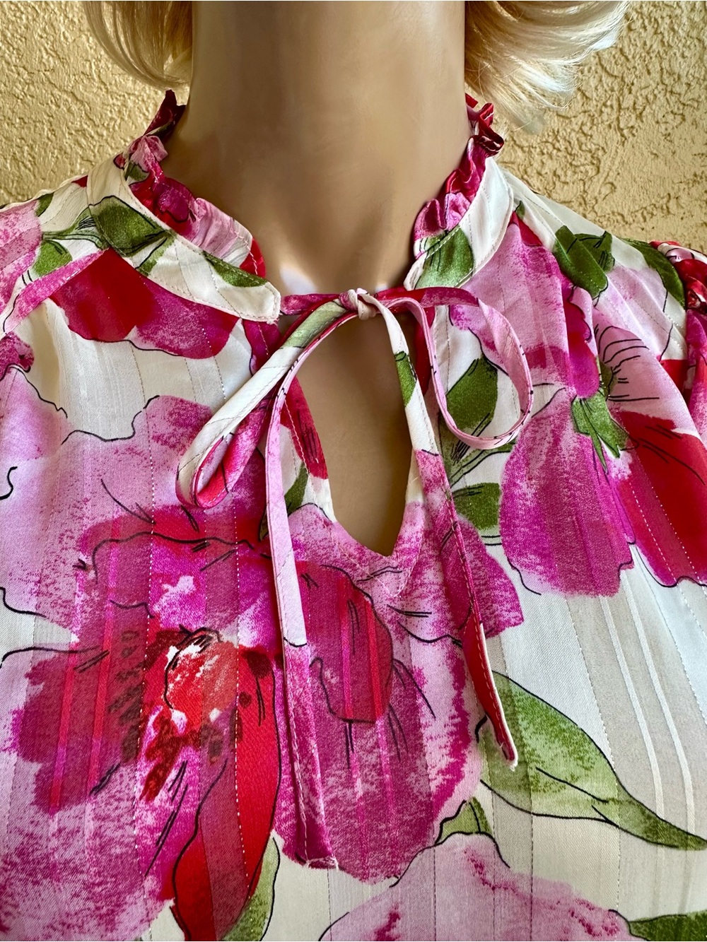 JOIE designs pink floral lined top with metallic thread accent - Picture 4 of 11